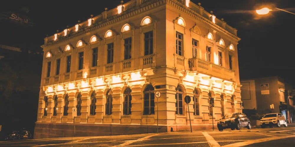 Centro de Cultura de Ponta Grossa visto à noite