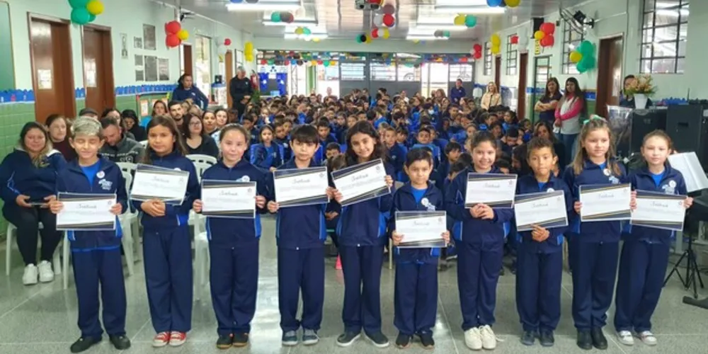 No conselho um grupo de alunos eleitos pelos colegas passam a ser representantes na escola