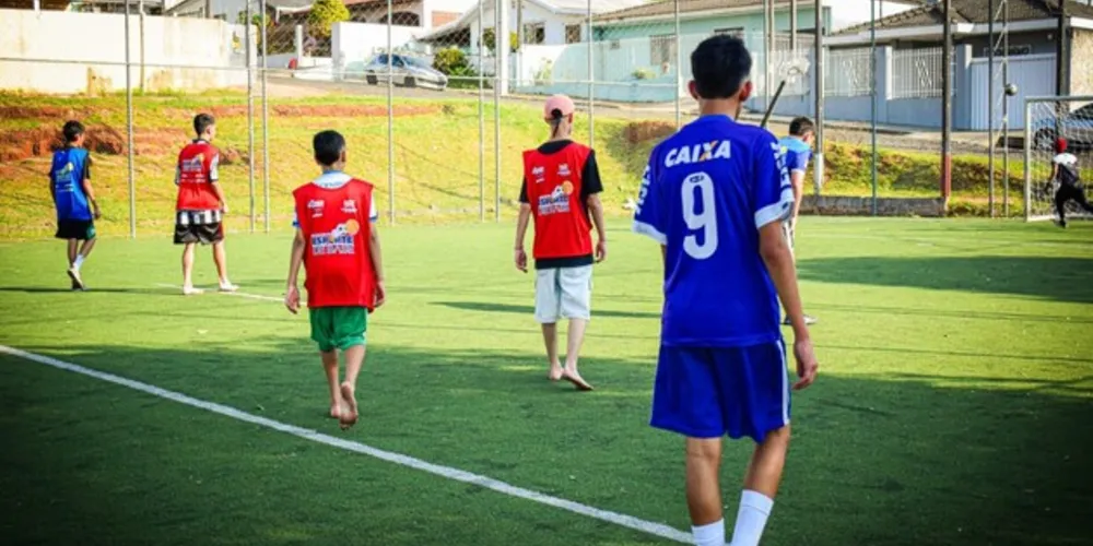 Os times participantes receberão um jogo de camisa e calção a serem usados