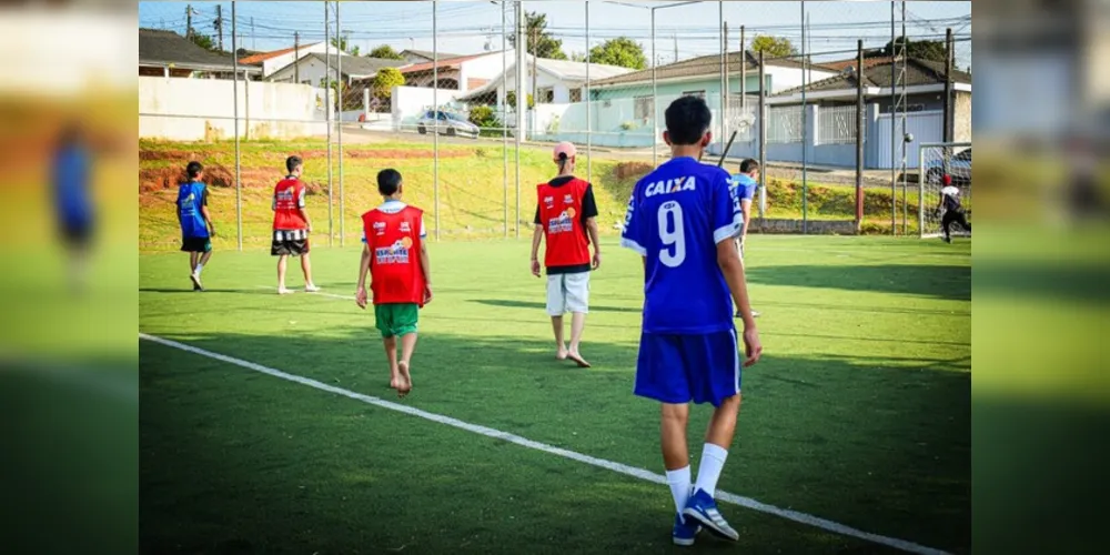 Os times participantes receberão um jogo de camisa e calção a serem usados