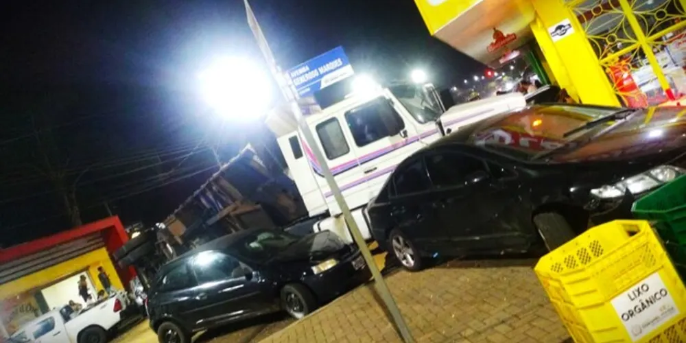 Veículo acabou colidindo em uma 'Lojas MM' do município