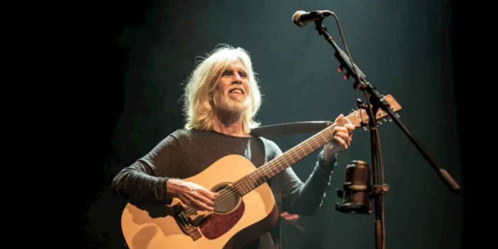 O cantor sobe ao palco do Teatro Marista