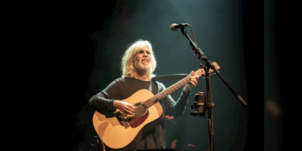 O cantor sobe ao palco do Teatro Marista