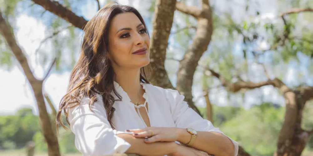 Competente advogada, recebeu de herança familiar, o espírito político. Ficou em segundo lugar na disputa pela prefeitura, e segue atuando de forma fulgente como Deputada Estadual