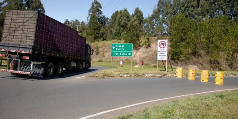 Sinalização foi instalada pelo Departamento de Estradas e Rodagens