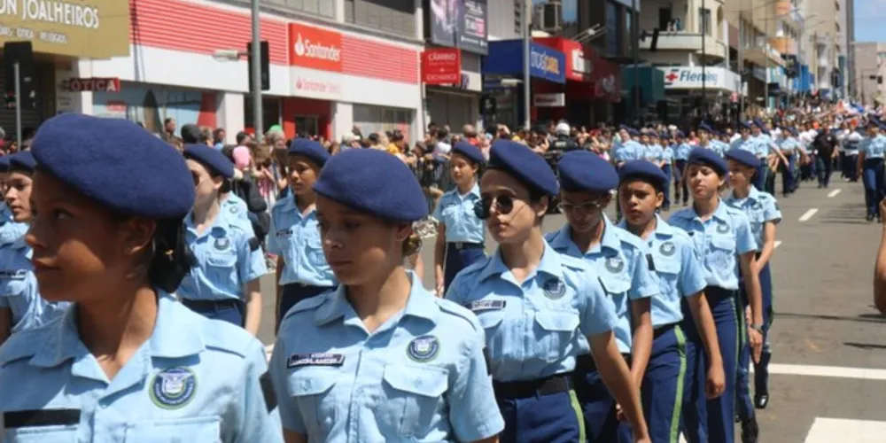 Várias entidades estiveram desfilando na avenida Vicente Machado
