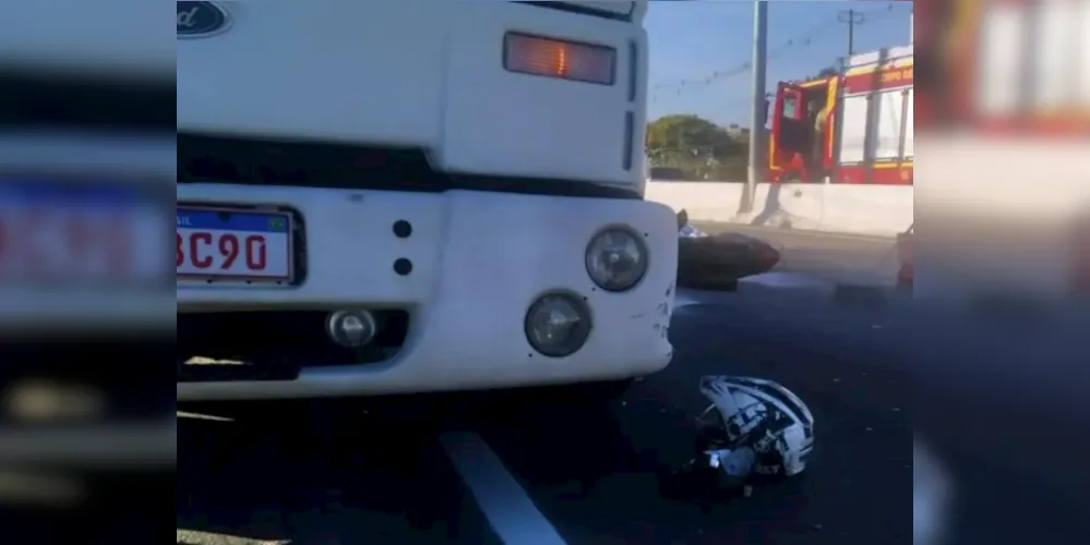 Motociclista de 24 anos morre ao colidir em um caminhão no PR