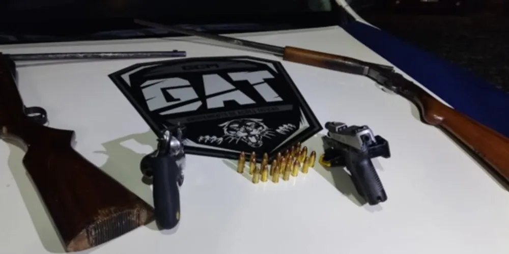 Armas e munições foram apreendidas pelos agentes de segurança