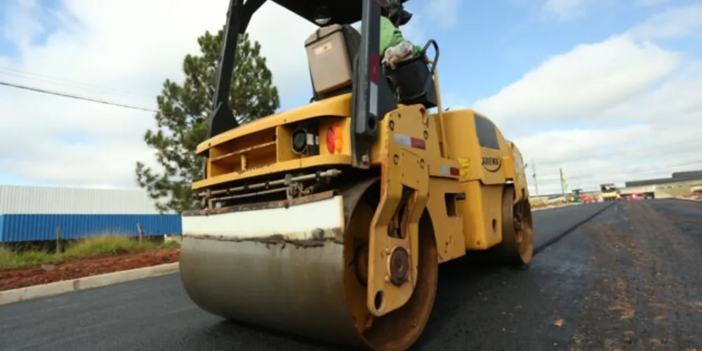 Nesta sexta-feira (21), as equipes iniciaram a aplicação de capa asfáltica na avenida Continental