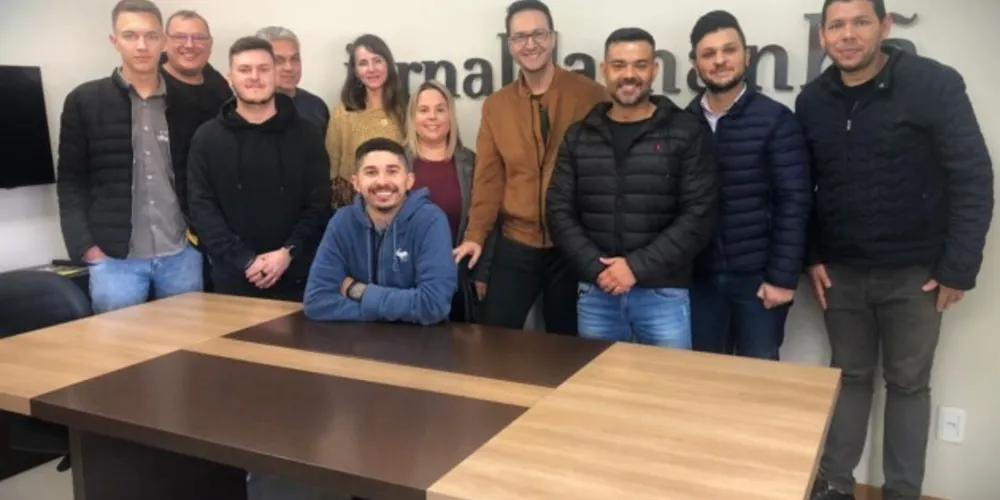 Alguns integrantes do Grupo aRede e o jornalista Eduardo Ribeiro