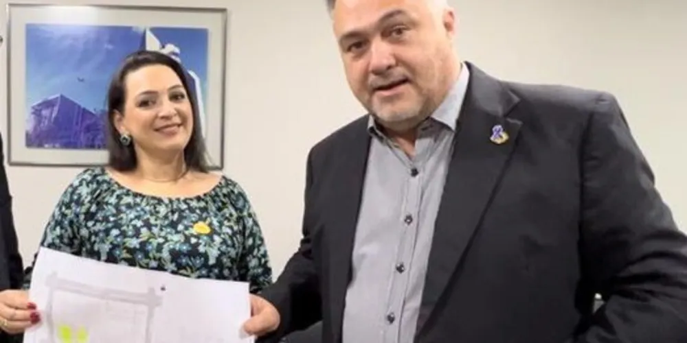 Elisangela Pedroso entregou ao secretário estadual de Saúde, Beto Preto, o manifesto pela prorrogação