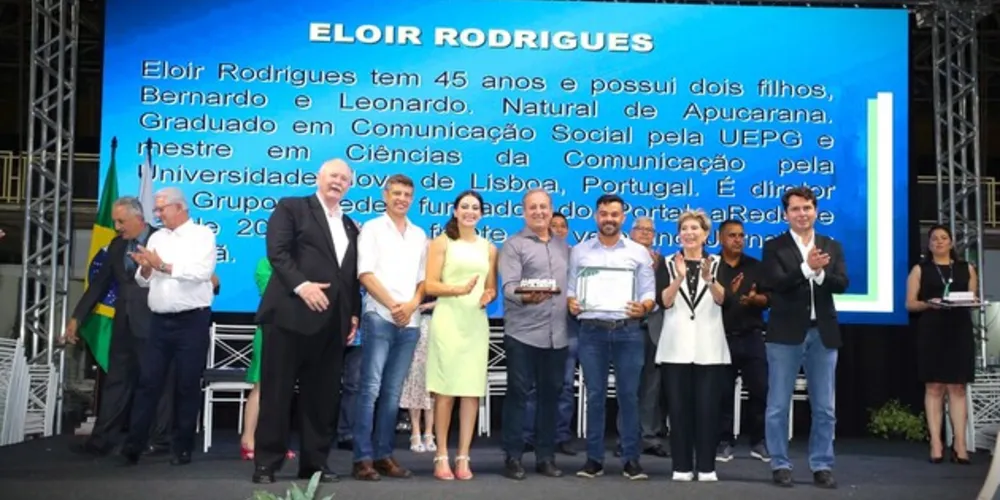 Eloir Rodrigues e lideranças estaduais durante a homenagem