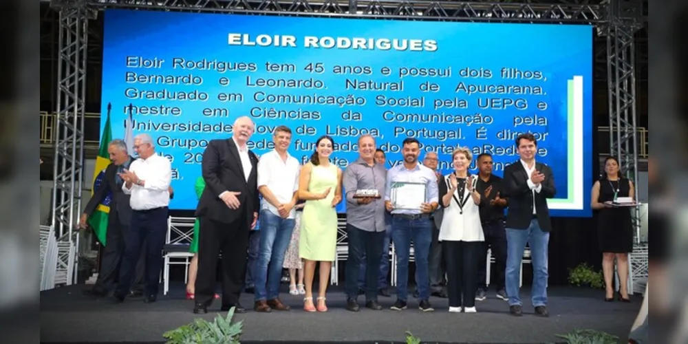 Eloir Rodrigues e lideranças estaduais durante a homenagem