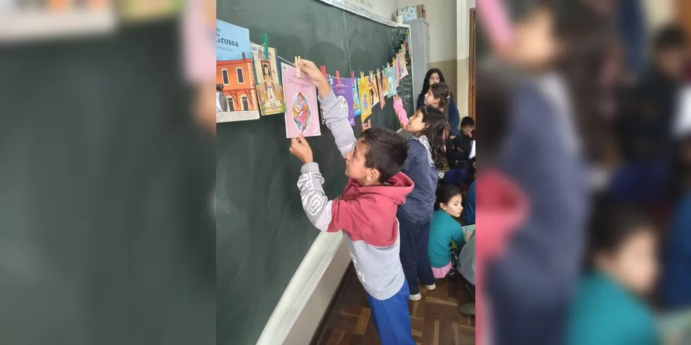 Durante as atividades, os alunos realizaram a escolha de livros para lerem e trocarem com os colegas