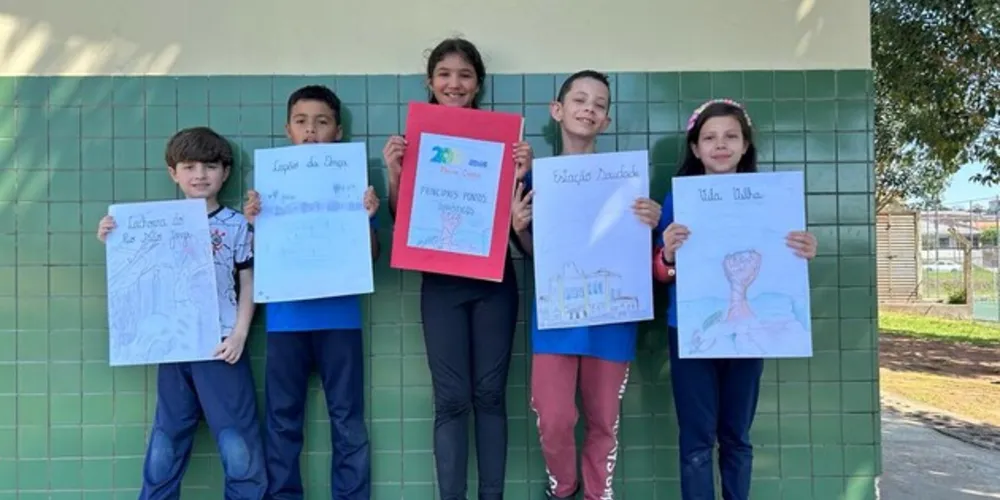 Os alunos confeccionaram cartazes e um livro sobre os locais turísticos da cidade