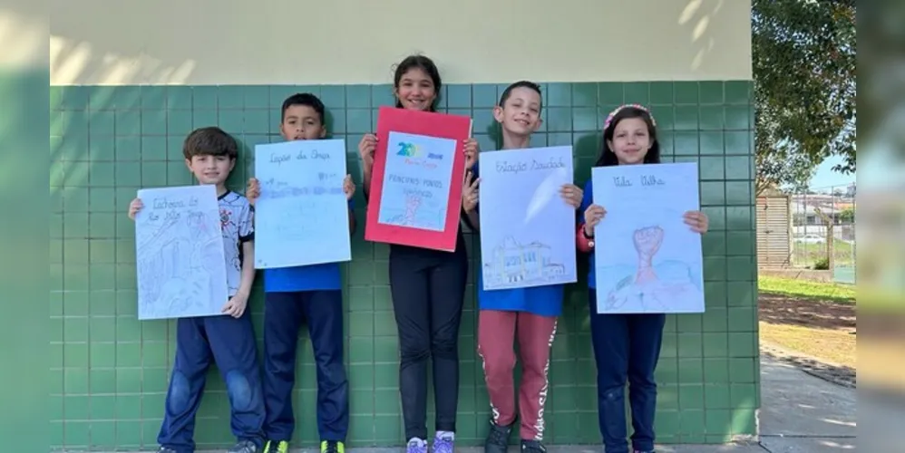 Os alunos confeccionaram cartazes e um livro sobre os locais turísticos da cidade