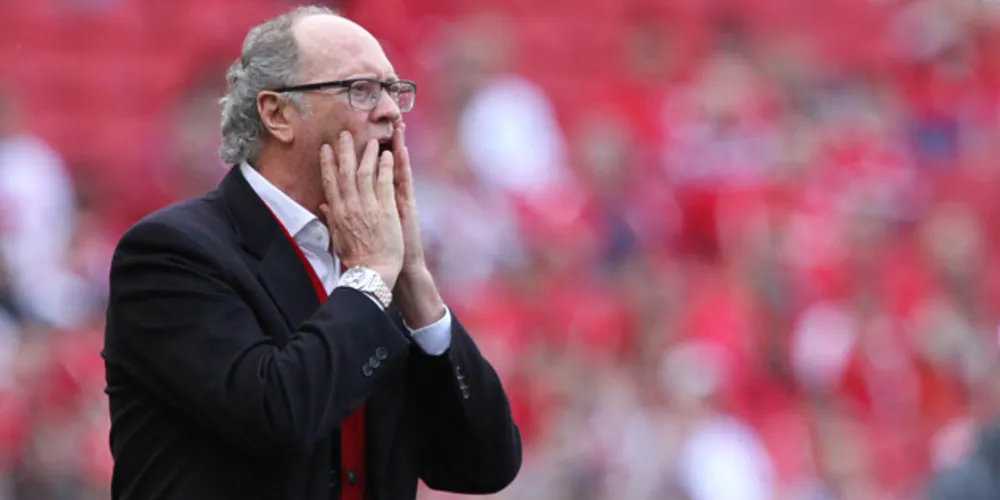 Paulo Roberto Falcão pediu demissão do Santos nesta sexta-feira (4)