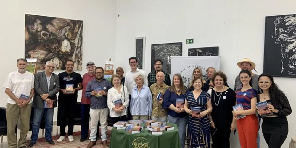 Acadêmicos e autores  participantes  do lançamento do livro 'Crônicas dos Campos Gerais 2', na Biblioteca Central da UEPG-Campus de Uvaranas
