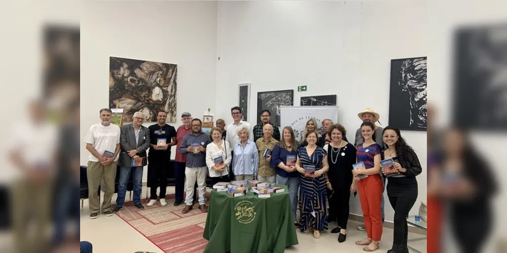 Acadêmicos e autores  participantes  do lançamento do livro 'Crônicas dos Campos Gerais 2', na Biblioteca Central da UEPG-Campus de Uvaranas