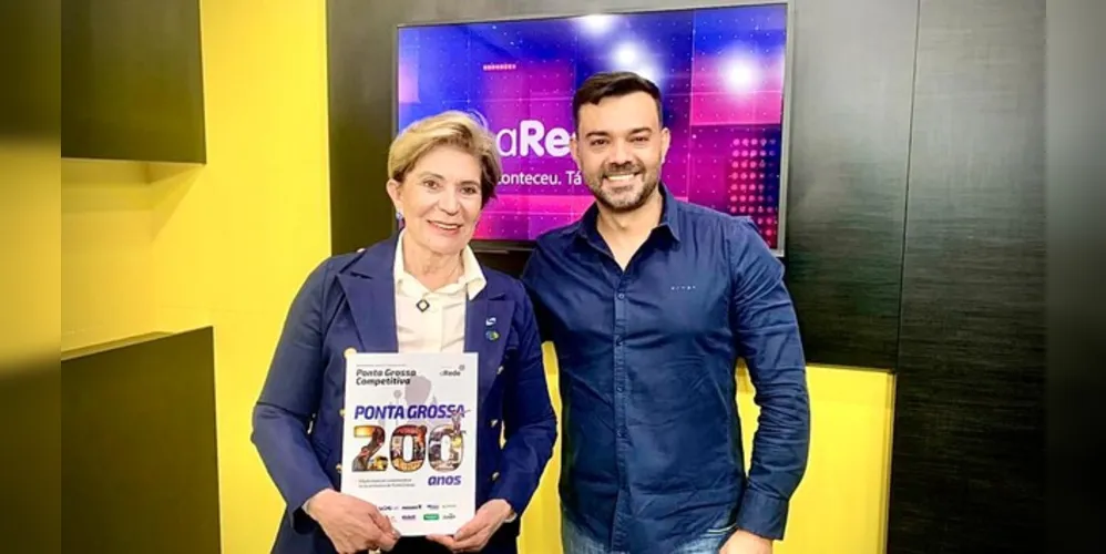 A prefeita Elizabeth Schmidt com o diretor do Grupo aRede jornalista Eloir Rodrigues