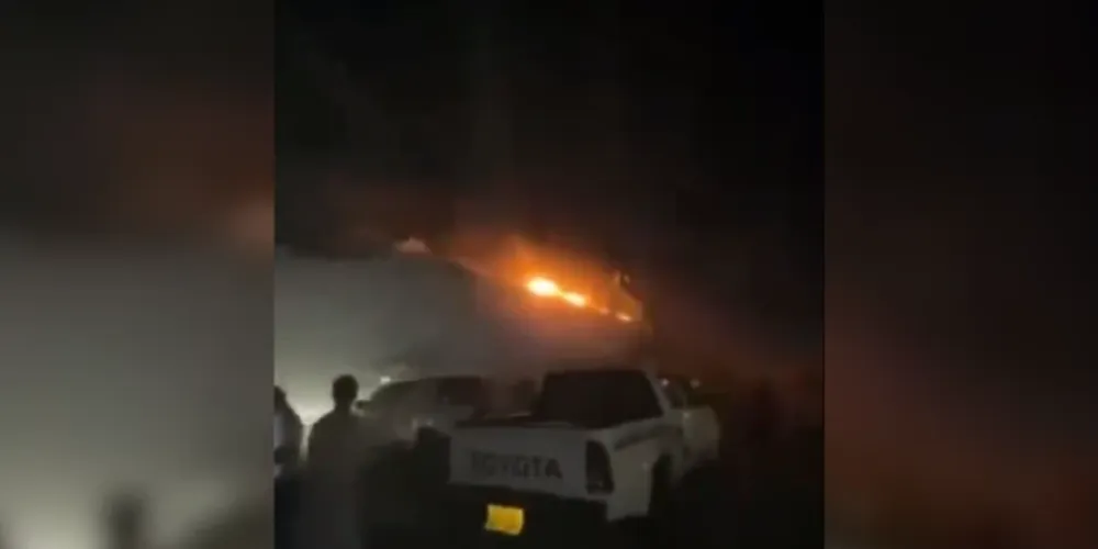 Vídeos que circulam nas redes sociais mostram o fogo e uma fumaça espessa no local onde o casamento era realizado, no Nordeste do Iraque