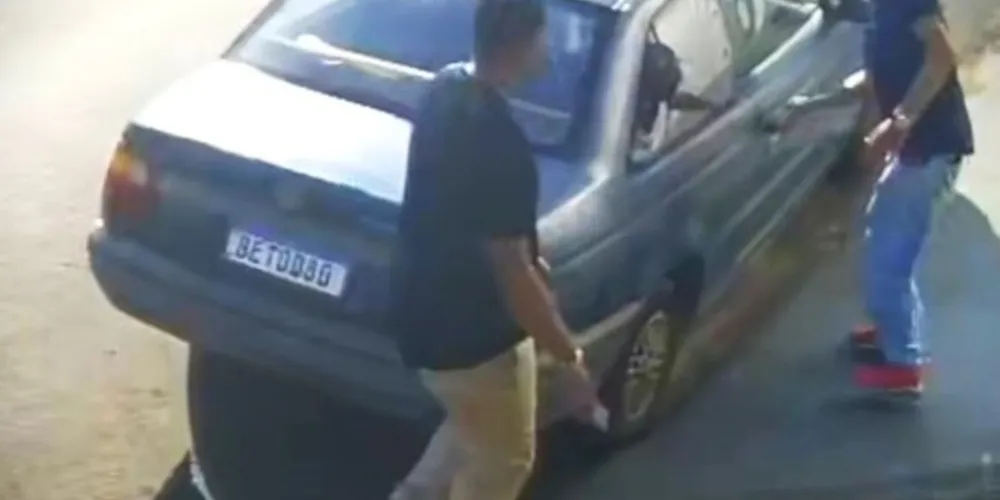 Suspeitos de realizarem o furto foram flagrados com câmera