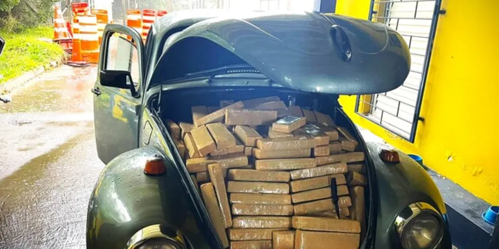 Veículo e drogas foram encaminhadas à delegacia de Polícia Civil