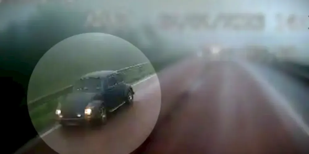 Câmera acoplada em caminhão mostrou o momento da situação