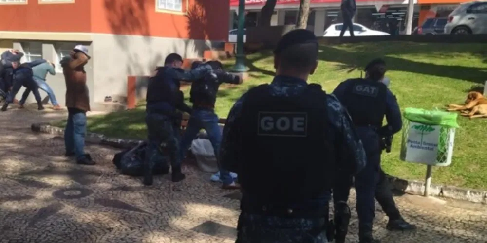 Operação aconteceu nas praças centrais de Ponta Grossa
