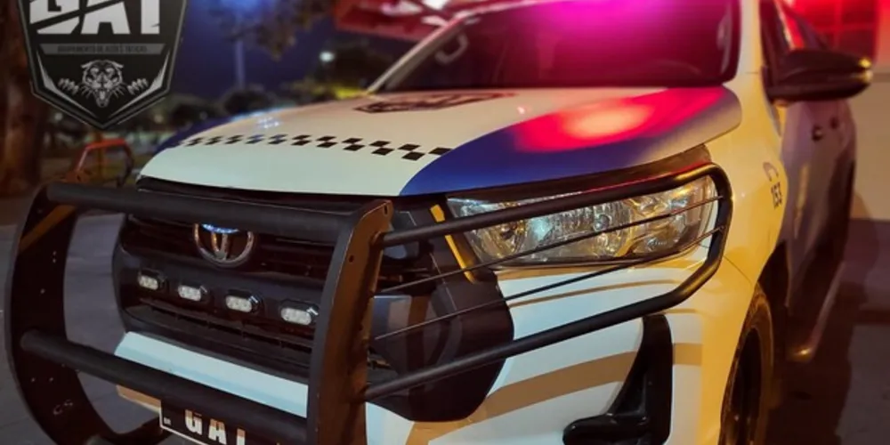 A equipe GAT da GM estava em patrulhamento quando encontrou o rapaz conduzindo a moto em cima do passeio público, na rua Bonifácio Vilela