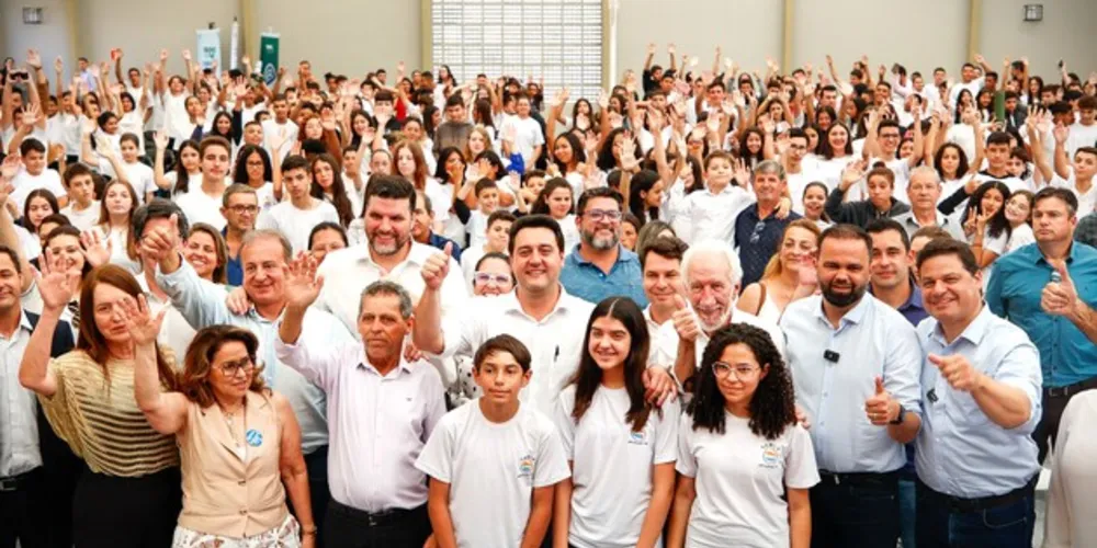 Governador Ratinho Junior e demais lideranças na inauguração da escola