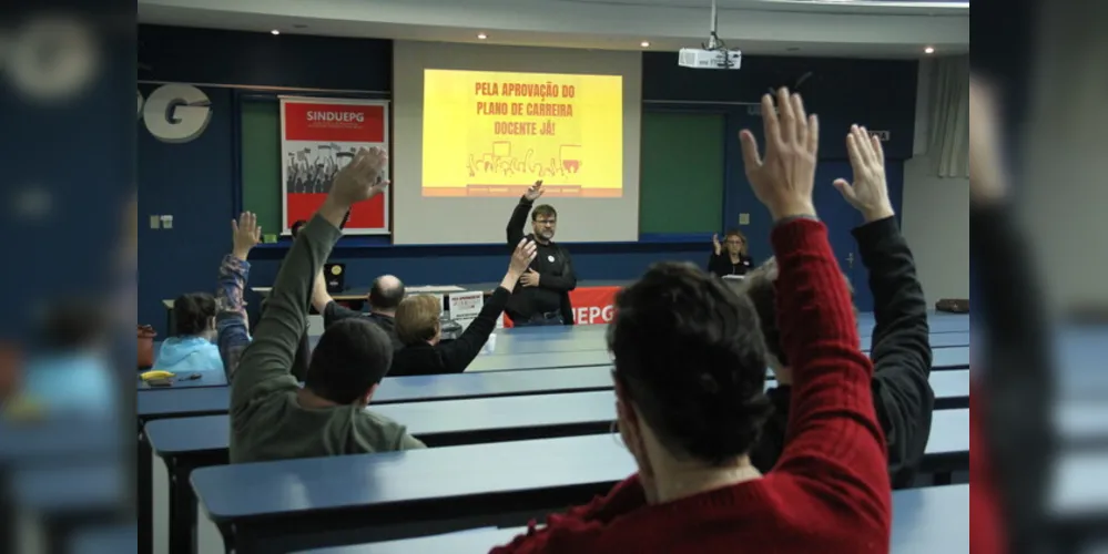 Docentes estiveram reunidos em assembleia nesta quarta-feira (16)