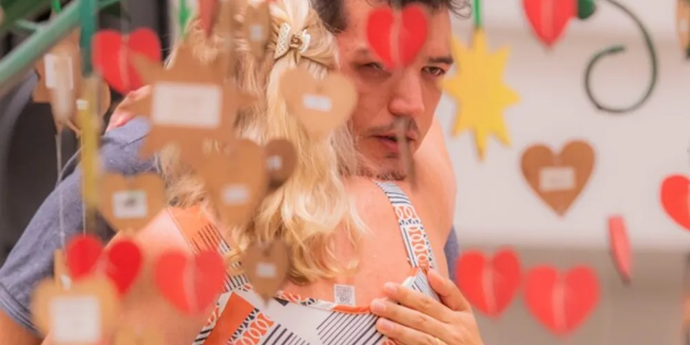 Na cerimônia, que conta com música e homenagens, um familiar de cada doador é chamado para pendurar as estrelas e corações na Árvore da Vida