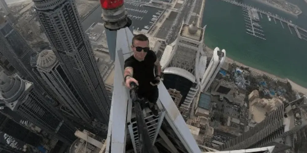 Os policiais que conduziram a investigação preliminar informaram que ele, aparentemente, caiu de um telhado