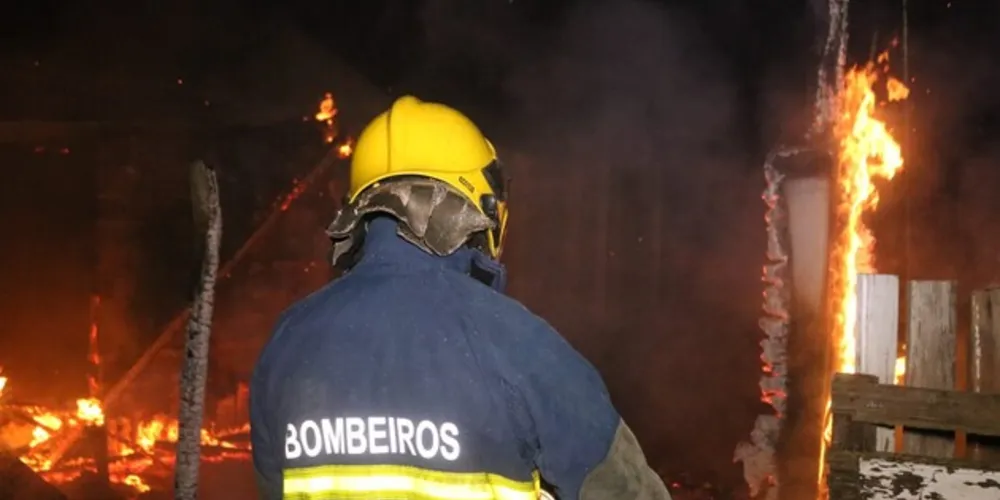 Incêndio aconteceu na madrugada deste sábado (23)