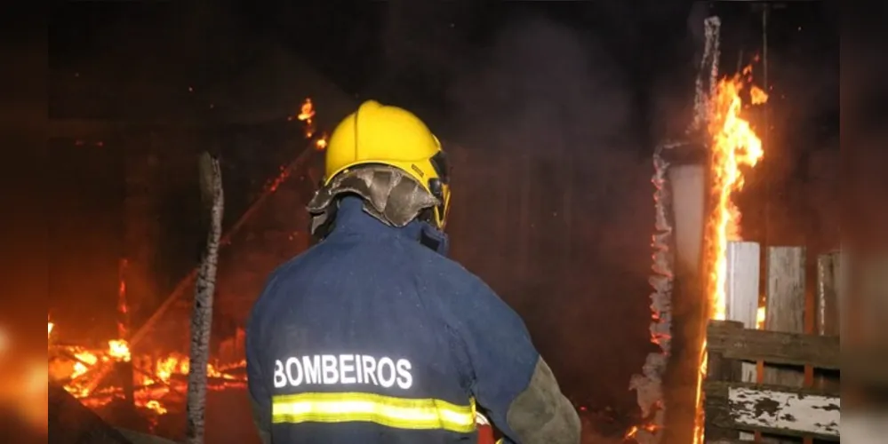 Incêndio aconteceu na madrugada deste sábado (23)