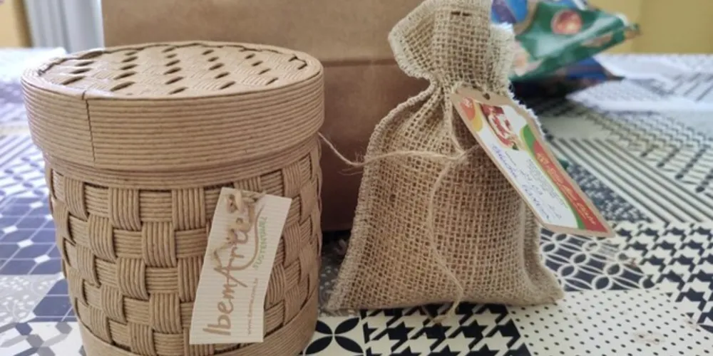 A empresa reaproveita fitas impregnadas de resina, que são geradas no processo produtivo, como material para as peças artesanais