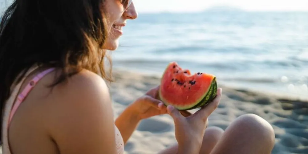 A professora Paloma destaca as frutas e hortaliças como excelentes aliadas na busca pela hidratação.