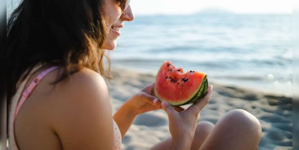 A professora Paloma destaca as frutas e hortaliças como excelentes aliadas na busca pela hidratação.