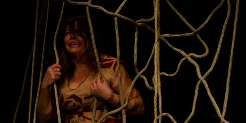 Com linguagem contemporânea e muitos símbolos, o espetáculo comove, informa, discute e principalmente denuncia a violência contra a mulher