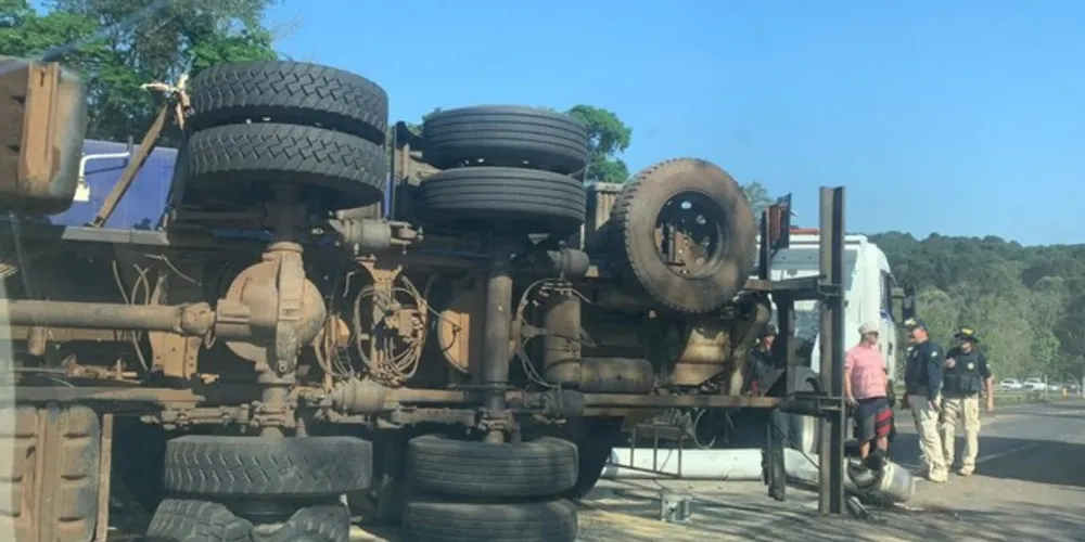 Um caminhão tombou na manhã desta quinta-feira (21) na BR-376, entre Imbaú e Tibagi