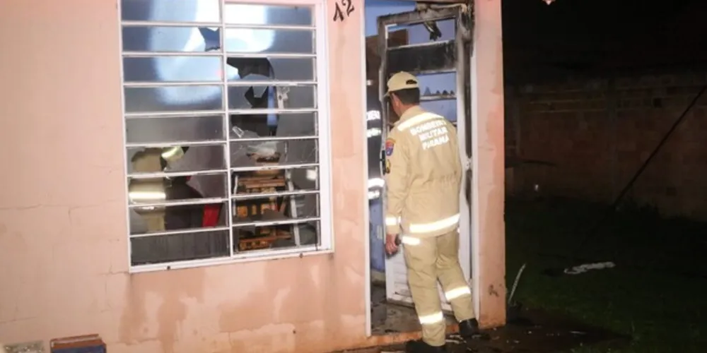 Forro da residência foi atingido pelas chamas
