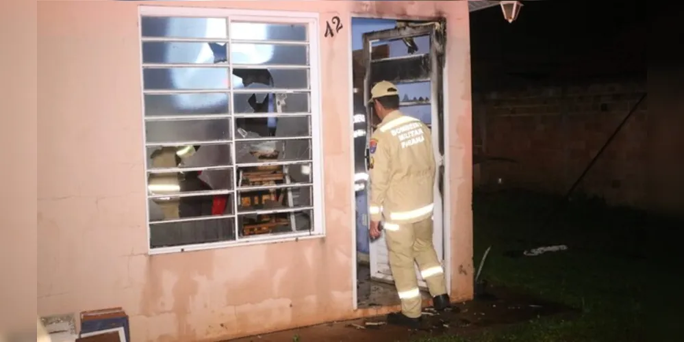 Forro da residência foi atingido pelas chamas