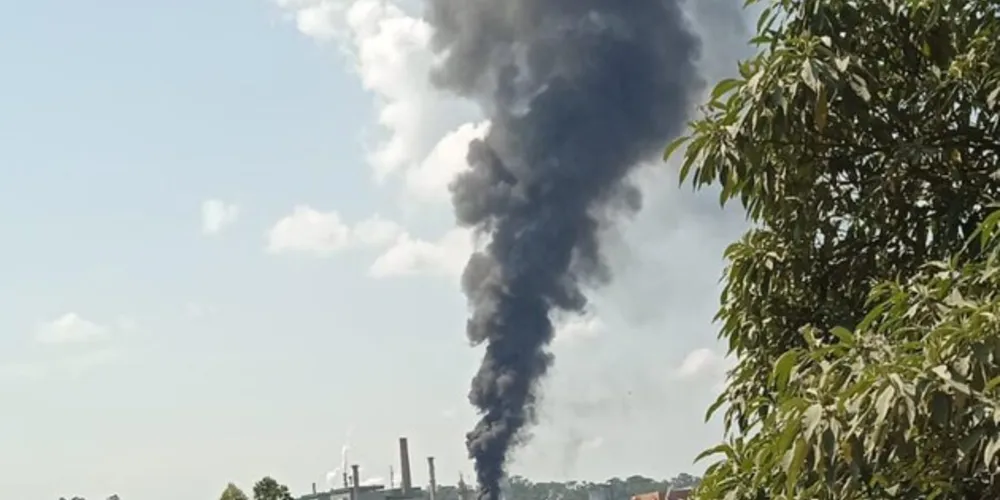 Fumaça do incêndio pode ser visualizada pelos moradores