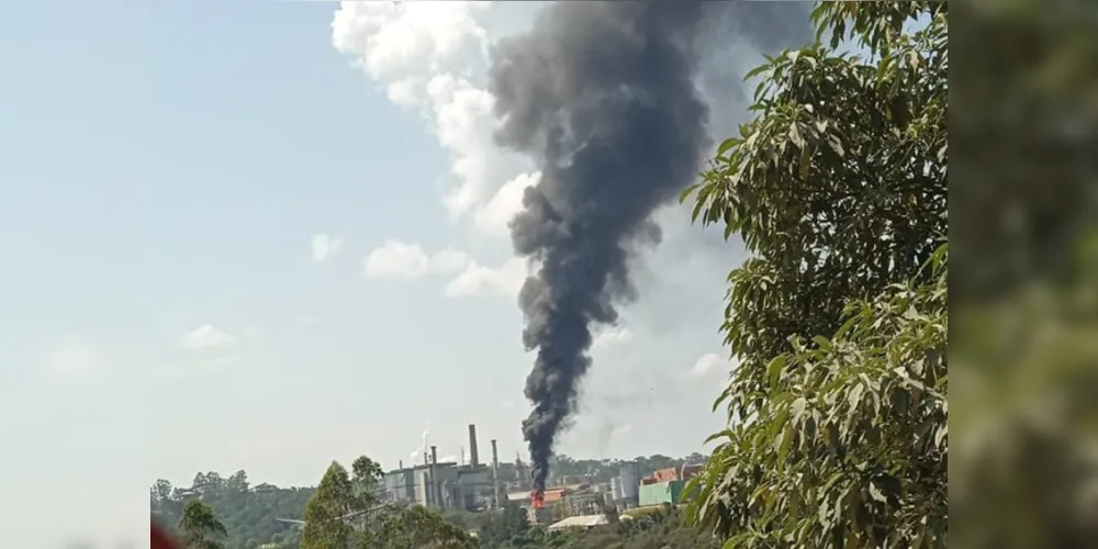 Fumaça do incêndio pode ser visualizada pelos moradores