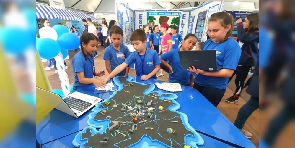 Um dos trabalhos expostos é uma maquete de Ponta Grossa feita por alunos da Escola Prefeito Ernesto Guimarães Vilela