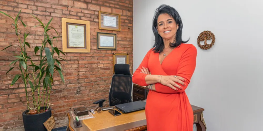 Leontina é empresária do ramo imobiliário, proprietária da Adquira imóveis