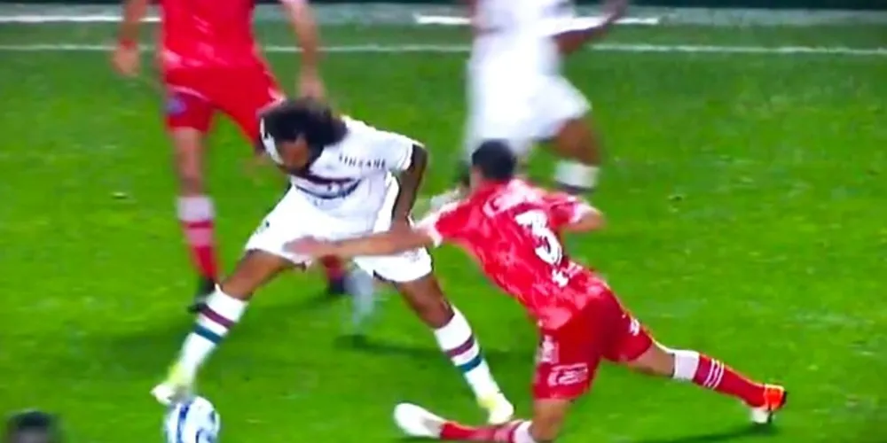 Jogadores das duas equipes ficaram desesperados com o lance