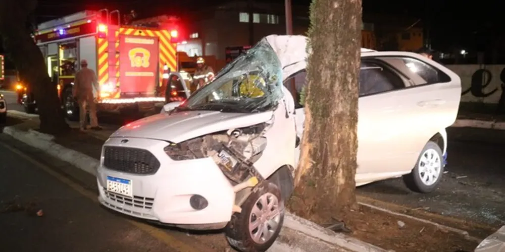 A colisão aconteceu por volta das 03h, na avenida Visconde de Mauá, em Oficinas, próximo da agência dos Correios, em Ponta Grossa