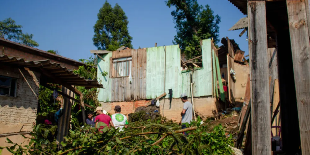 A situação mais grave foi a queda de um grande pinheiro sob três casas